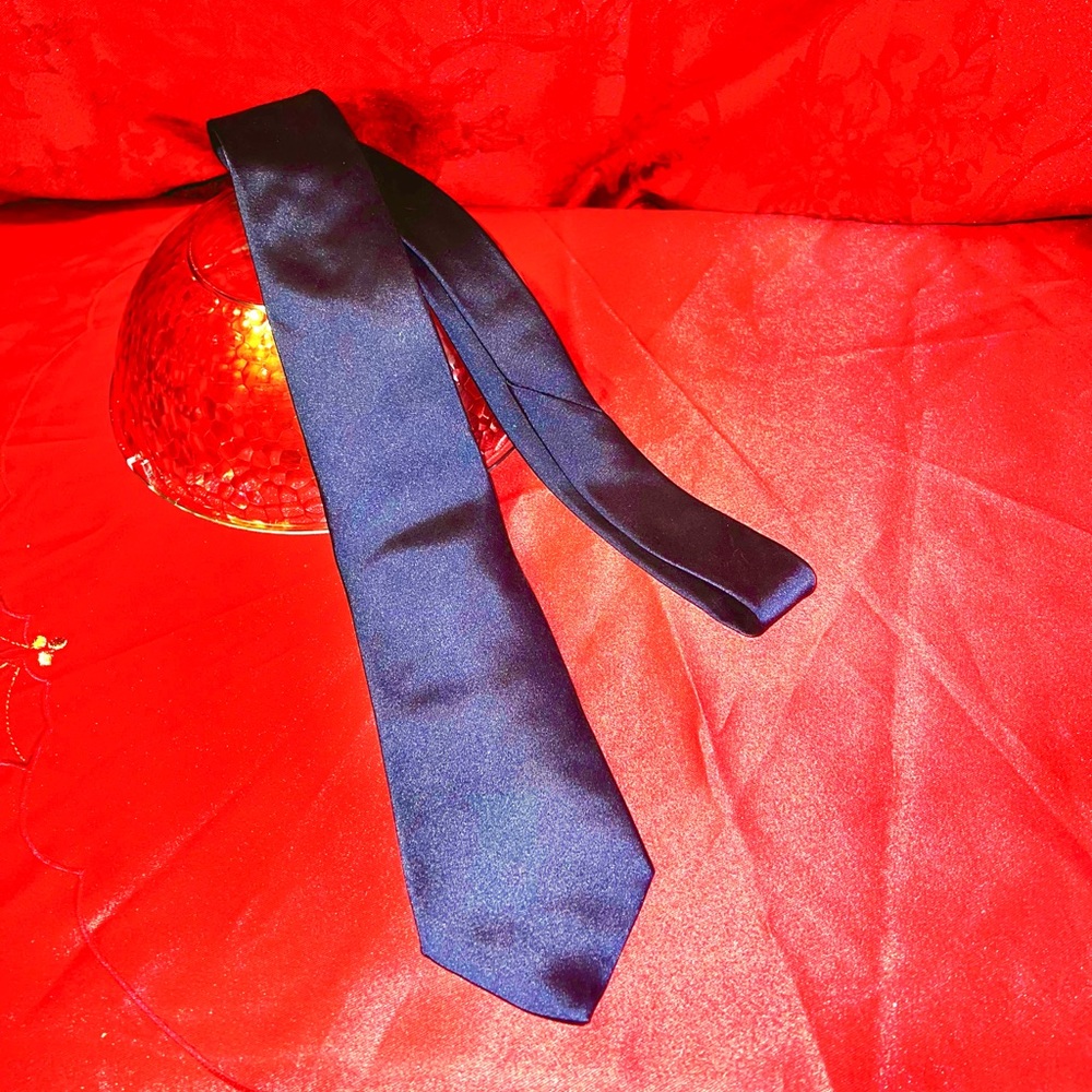 Salvatore Ferragamo solid navy silk tie